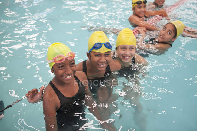 Grupo médio de alunas fazendo uma pausa na piscina — Fotografia de Stock