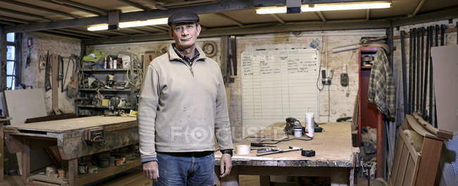 Porträt eines männlichen Möbeltischlers im Arbeitsumfeld — Stockfoto