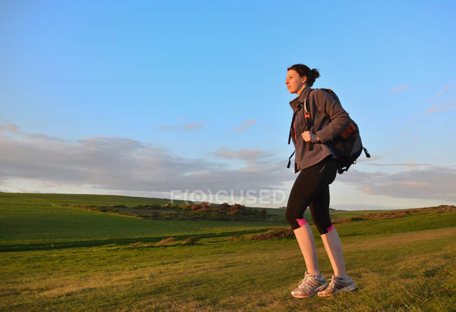 Junge Wanderin, die in Hügeln wandert — Stockfoto