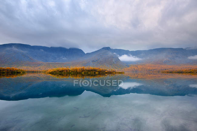 Осенний цвет на озере Малый Вуджавр, Хибинские горы, Кольский полуостров, Россия — стоковое фото