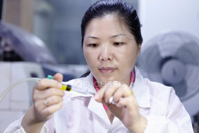 Жіночий технік, що працюють у світлодіодне підприємство в Гуандуні, Китай — стокове фото