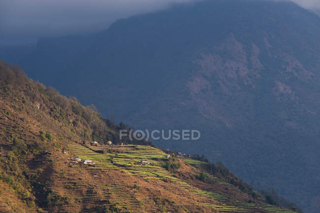 Edifici su terrazze di montagna alla luce del sole — Foto stock