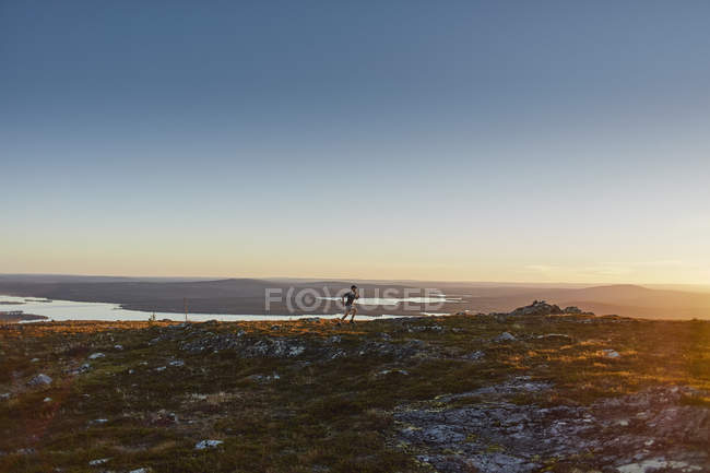 Vue lointaine du randonneur qui court en Laponie, Finlande — Photo de stock