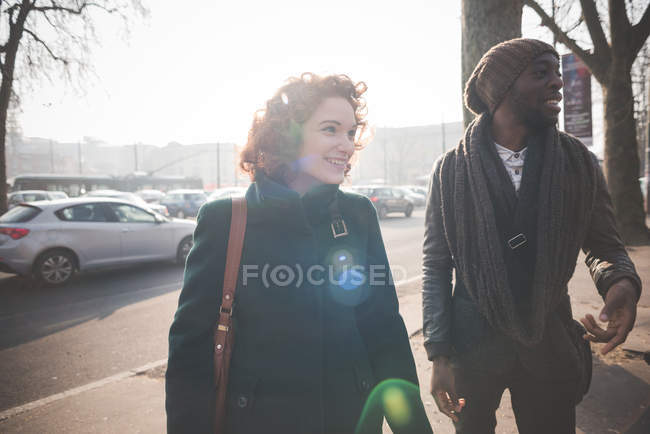 Masculino e feminino adultos amigos passeando na rua da cidade — Fotografia de Stock
