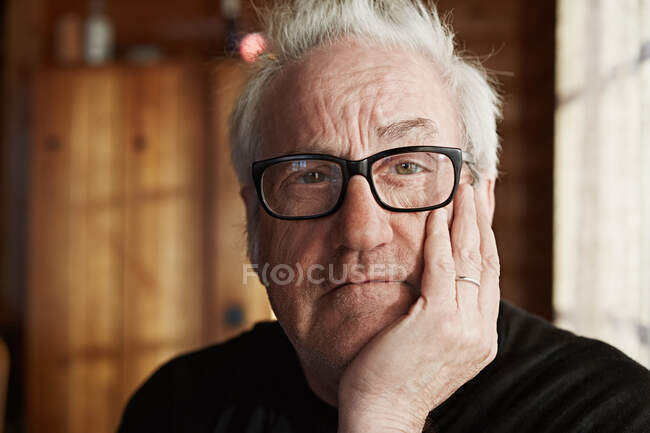 Homem sênior com cabelo cinza e óculos — Fotografia de Stock