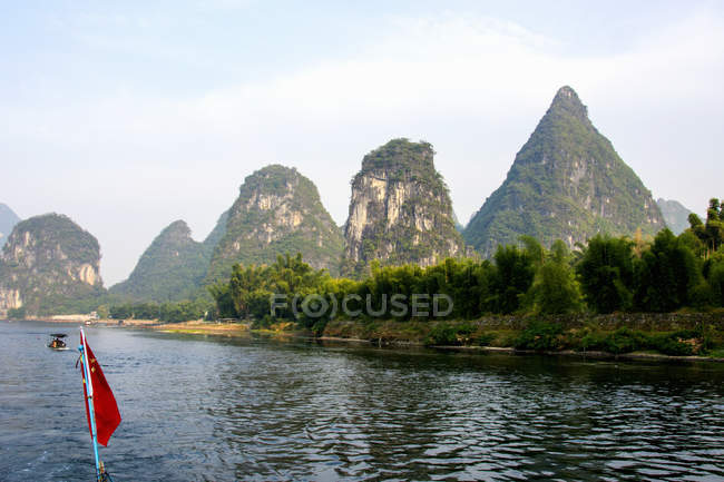 Vista panoramica della Cina, contea di Yangshuo, formazioni carsiche del fiume Li — Foto stock