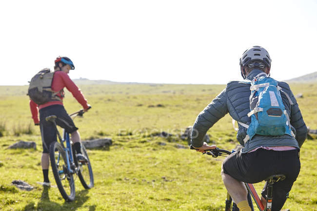 Вид ззаду велосипедистів на схилі пагорба — стокове фото