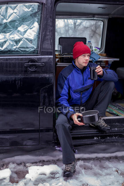 Чоловік п'є каву у фургоні — стокове фото