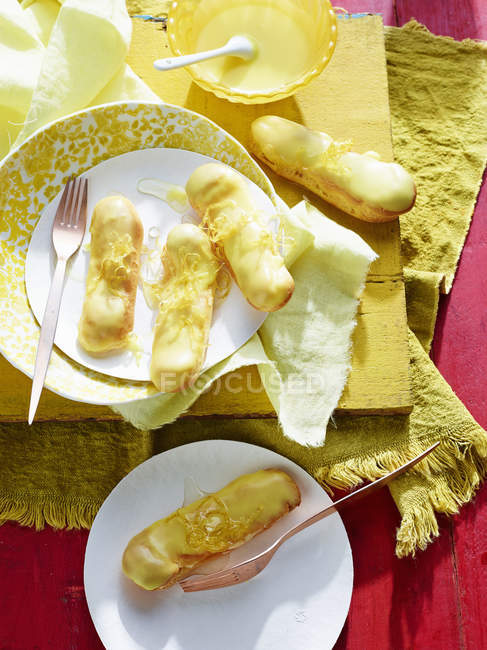 Nature morte de Citron Curd Eclairs Profiteroles sur la table — Photo de stock