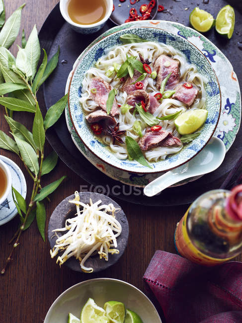 Bodegón de pho bo héroe, comida vietnamita - foto de stock