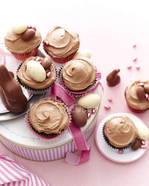 Vue du dessus des cupcakes en chocolat recouverts de glaçage décoré d'œufs de Pâques — Photo de stock