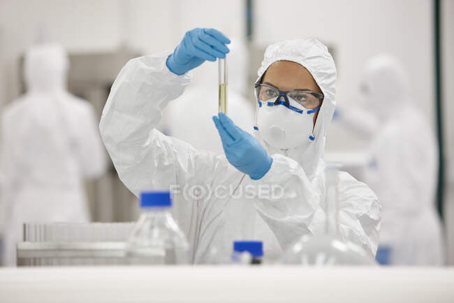Scientifiques travaillant en laboratoire — Photo de stock