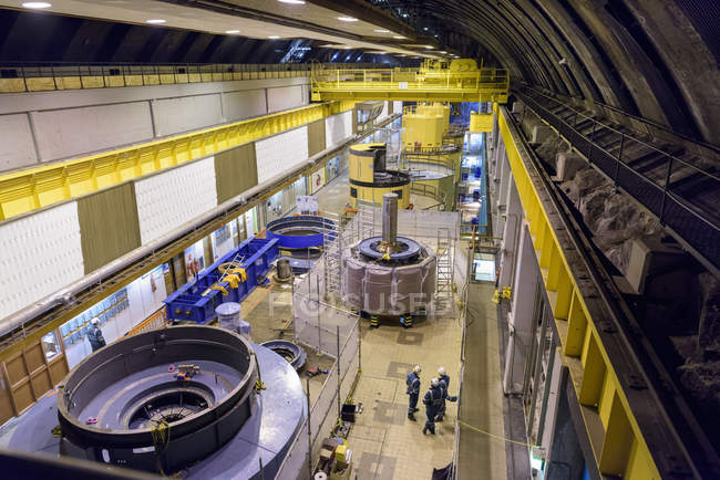 Panoramica della sala del generatore nella centrale idroelettrica — Foto stock