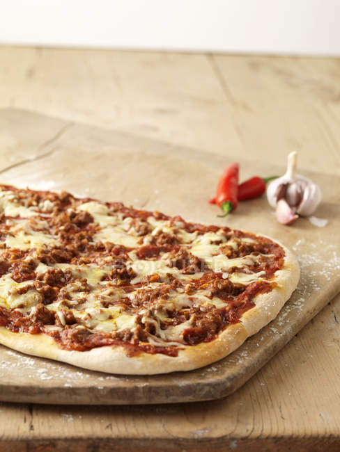 Würzige Pizza mit roten Chilischoten, Knoblauch und Käse — Stockfoto