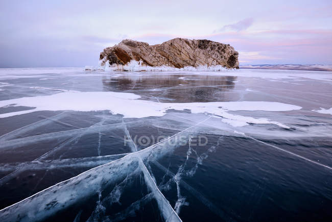 Vista dell'isola di Borga-Dagan e del ghiaccio ghiacciato, lago Baikal, isola Olkhon, Siberia, Russia — Foto stock