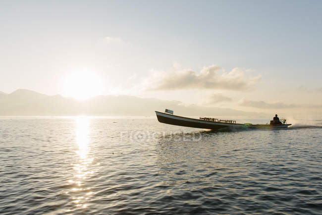 Рибак в моторному човні по озеру, Науншве, Інле озеро, Бірма — стокове фото