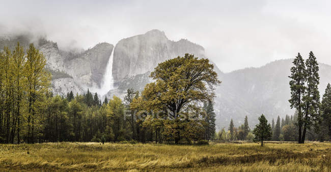 Paisagem com cachoeira nebulosa distante, Parque Nacional de Yosemite, Califórnia, EUA — Fotografia de Stock