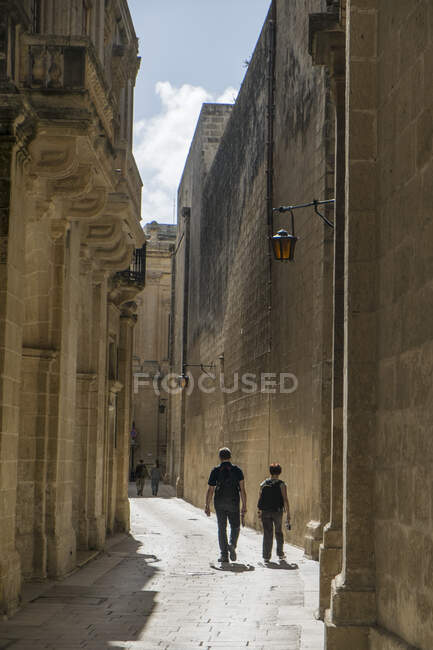 Rue dans la ville fortifiée médiévale, Mdina, Malte — Photo de stock