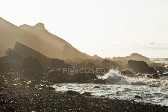 Vista silhueta de rochas em Millook Beach, Cornwall, Reino Unido — Fotografia de Stock