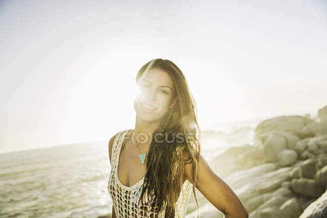 Ritratto di donna adulta con lunghi capelli castani sulla spiaggia illuminata dal sole, Città del Capo, Sud Africa — Foto stock