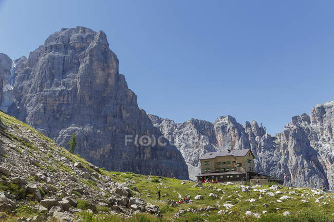 Vista en ángulo bajo de la cabaña de montaña, Dolomitas, Trentino Alto Adigio, Italia - foto de stock