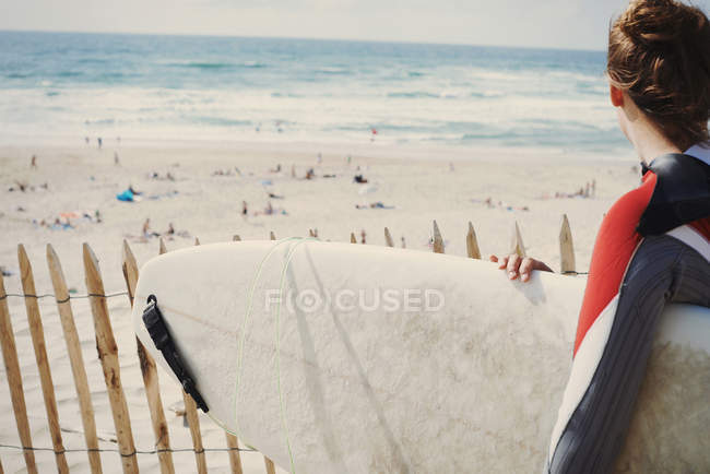 Surfista con tavola da surf sulla spiaggia, Lacanau, Francia — Foto stock