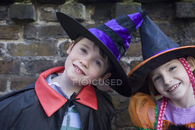 Porträt von Jungen und Mädchen in Halloween-Kostümen — Stockfoto