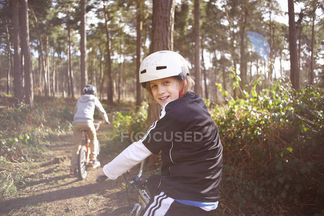 Twin brothers on BMX bikes in forest — Stock Photo