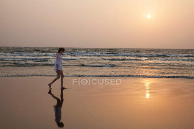 Девочка, гуляющая по пляжу — стоковое фото