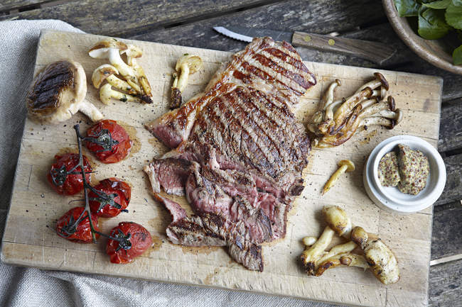 Tray of steak, mushrooms and tomatoes — Stock Photo