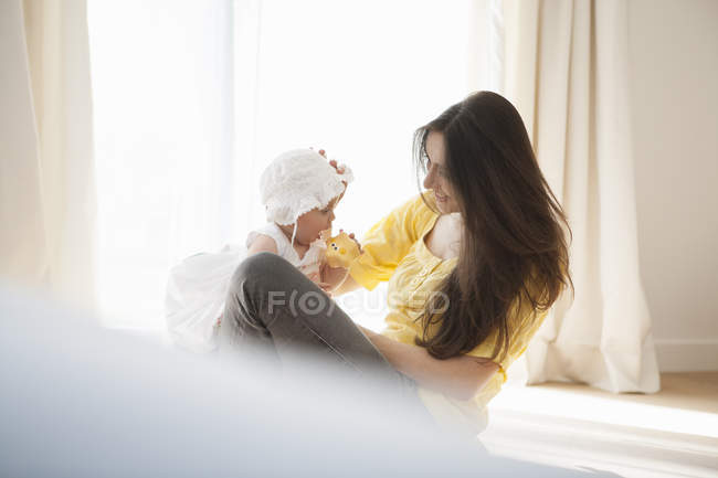 Madre jugando con el bebé - foto de stock