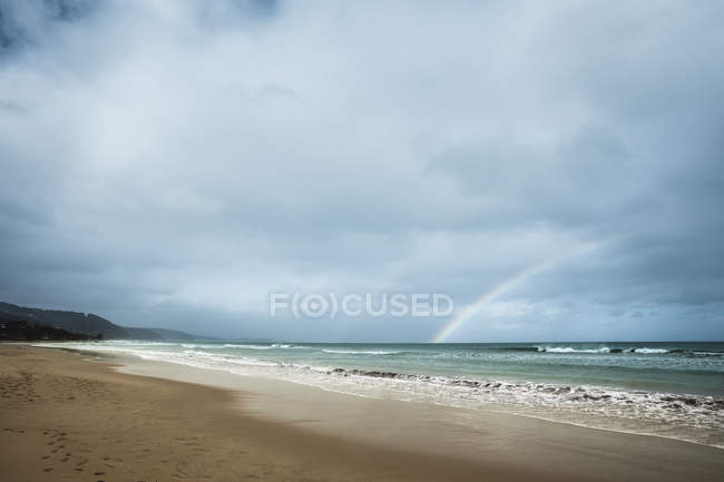 Вид на побережье с двойной радугой, Виктория, Австралия — стоковое фото