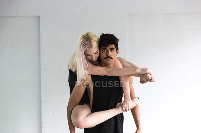 Frontansicht von Tänzern, die im Studio üben — Stockfoto
