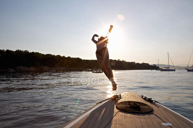 Donna che si tuffa in barca, Cannes, Costa Azzurra, Francia — Foto stock