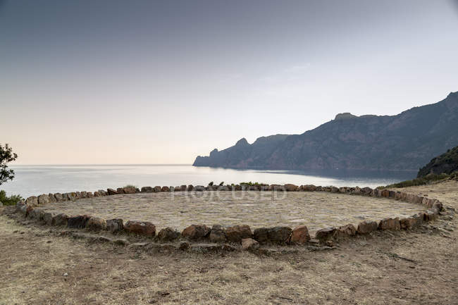 Circolo di rocce sulla spiaggia, Girolata, Corsica, Francia — Foto stock