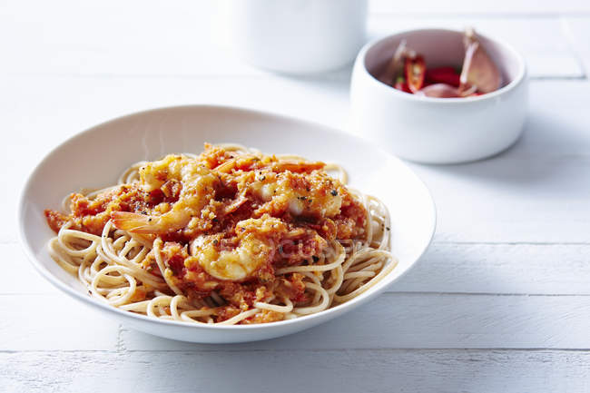Натюрморт спагетти с азиатскими креветками — стоковое фото