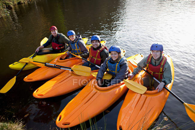 Kayakers alinhados em lago imóvel — Fotografia de Stock