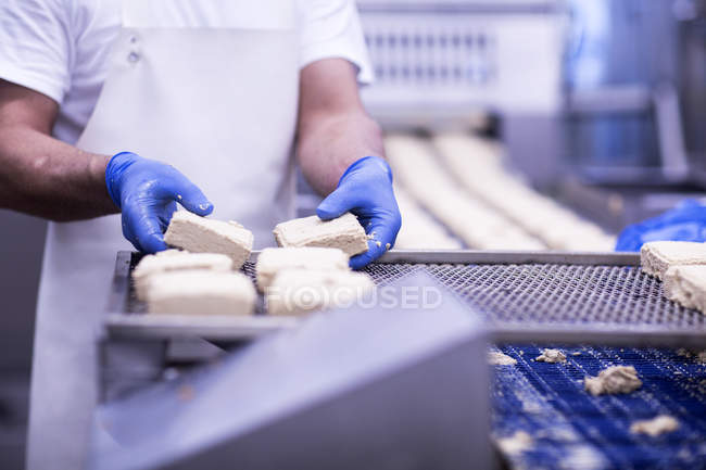 Imagem cortada do homem que trabalha na fábrica de produção de alimentos de tofu — Fotografia de Stock