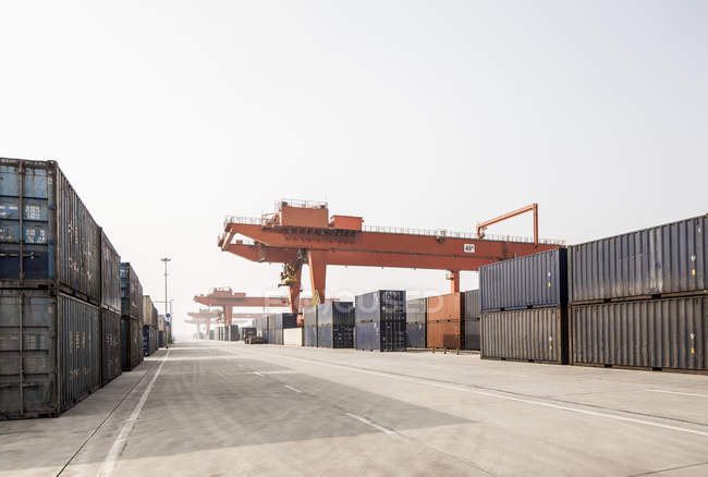 Shipping container loading facility, Xian, Shaanxi, China — Stock Photo