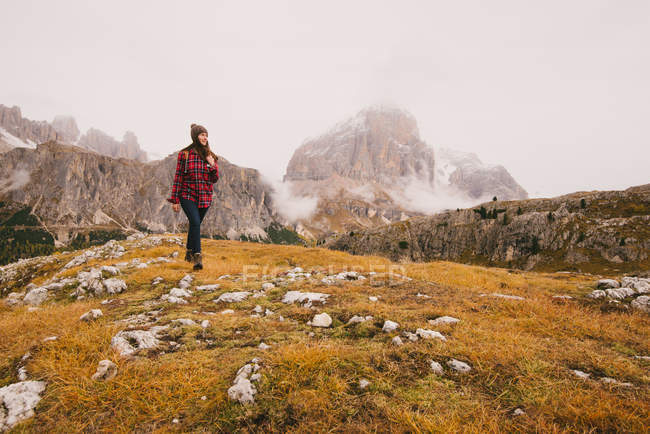 Пешие прогулки, гора Лагацуой в фоновом режиме, Доломитные Альпы, Южный Тироль, Италия — стоковое фото