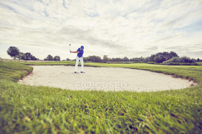 Golfista che colpisce palla in trappola di sabbia, Korschenbroich, Dusseldorf, Germania — Foto stock