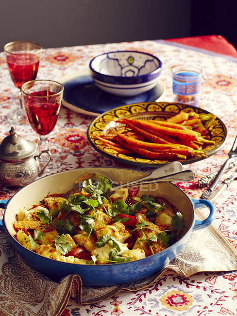 Bodegón de harissa marroquí plato con zanahorias - foto de stock