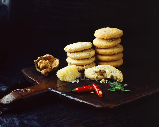 Pilhas de bolos de aveia de queijo de malagueta de noz caseiro em tra de madeira vintage — Fotografia de Stock