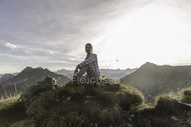 Portrait of a mid adult woman backpacker taking a break, Achensee, Tyrol, Austria — Stock Photo