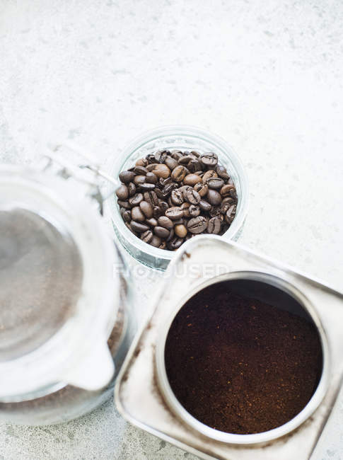 Вид зверху на кавові зерна та мелену каву — стокове фото