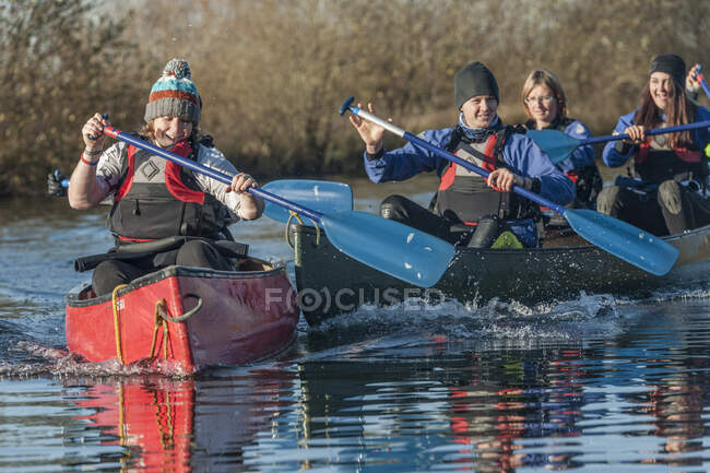 Gruppo di persone in canoa sul fiume — Foto stock