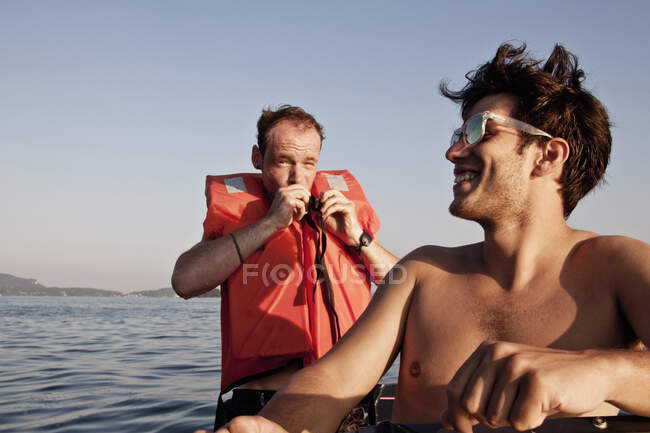 Hombre en velero con chaleco salvavidas, Capo Testa, Gallura, Cerdeña, Italia - foto de stock