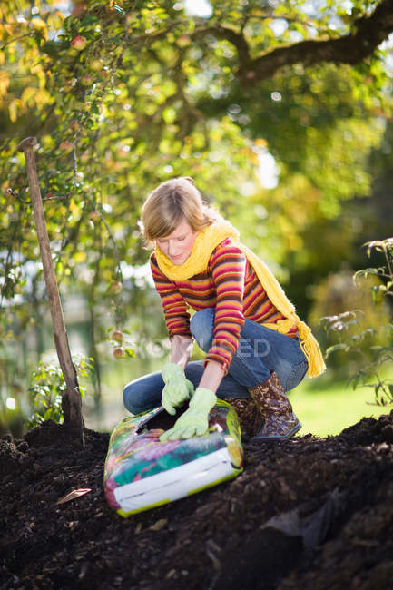 Femme jardinage dans la cour — Photo de stock