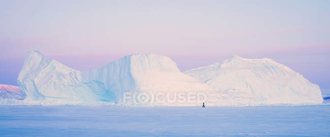 Glacier overlooking snowy landscape — Stock Photo