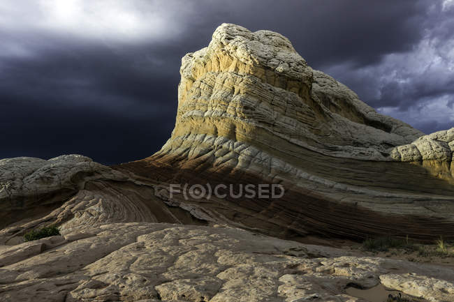 Roches de poche blanches et ciel couvert, Paria Plateau, Arizona, USA — Photo de stock